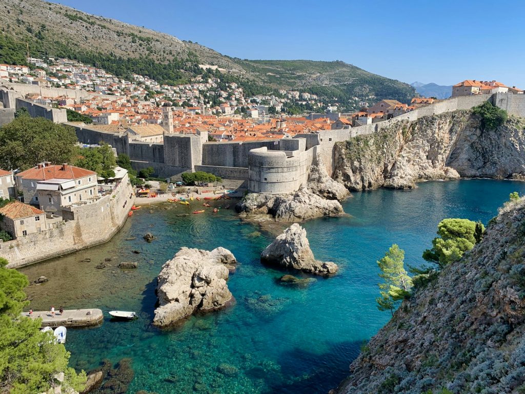 Remparts et forteresse au bord de la mer, Dubrovnik, Croatie