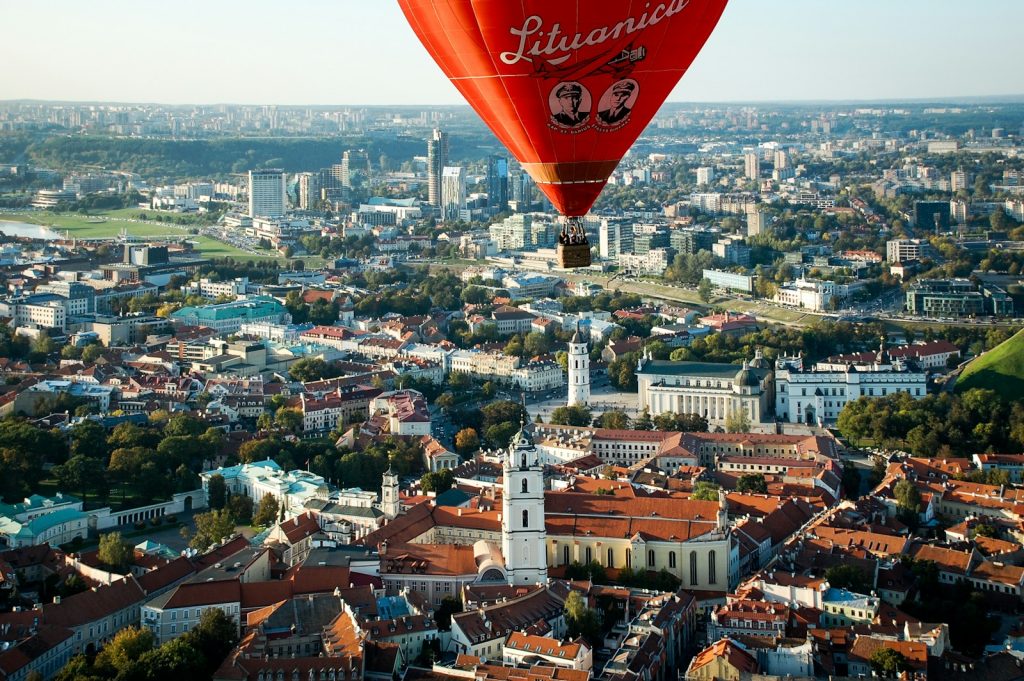 Montgolfière au-dessus de la ville de Vilnius en journée