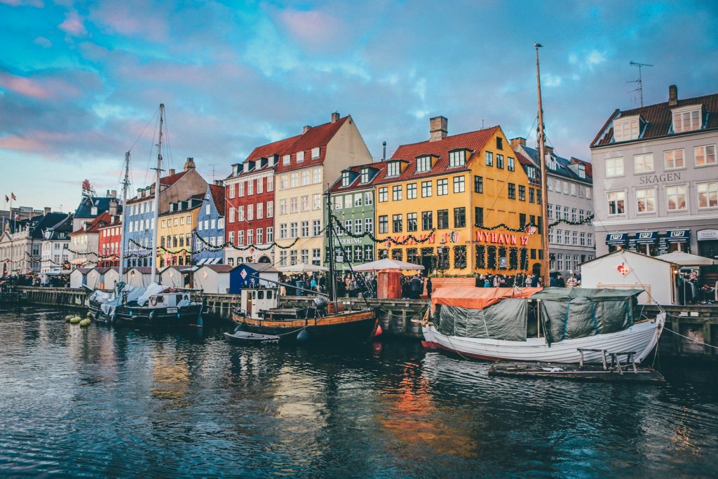 Bâtiments colorés et trois bateaux dans un canal à Copenhague