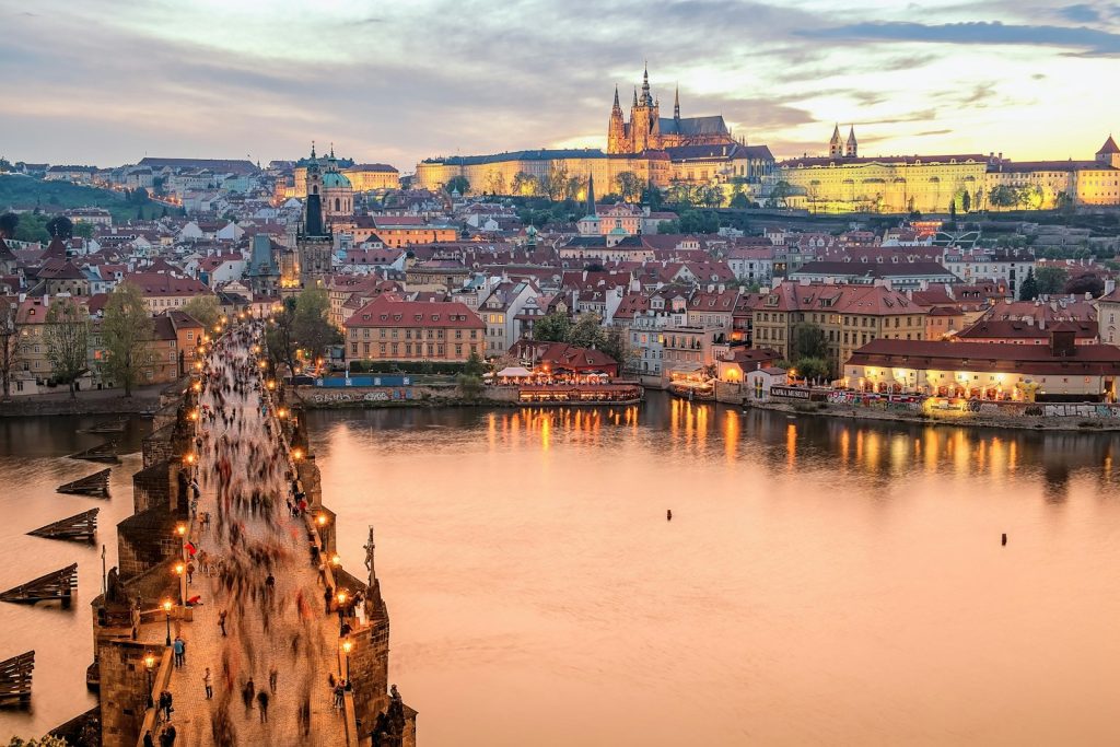 Vue sur pont, la rivière et la ville de Prague