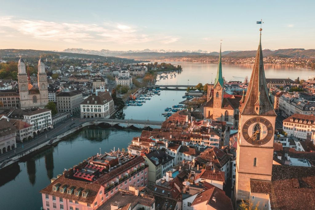 Vue aérienne sur Zurich et le lac de Zurich