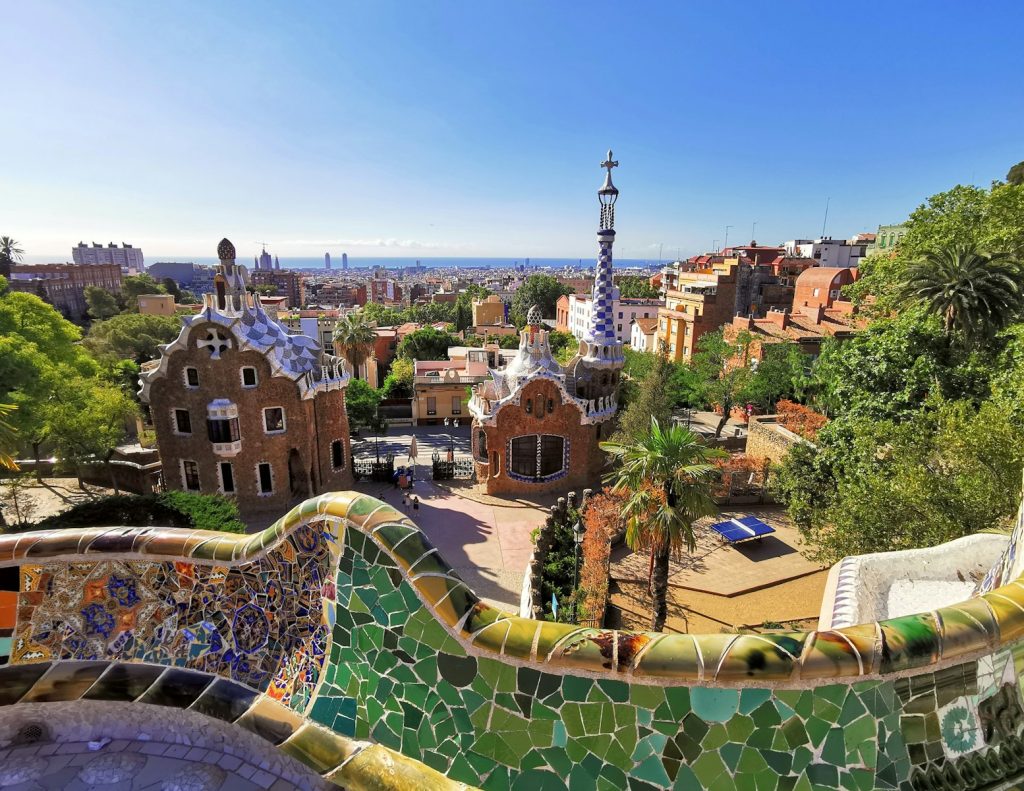 Vue sur le Parc Güell ensoleillé, Barcelone, Espagne