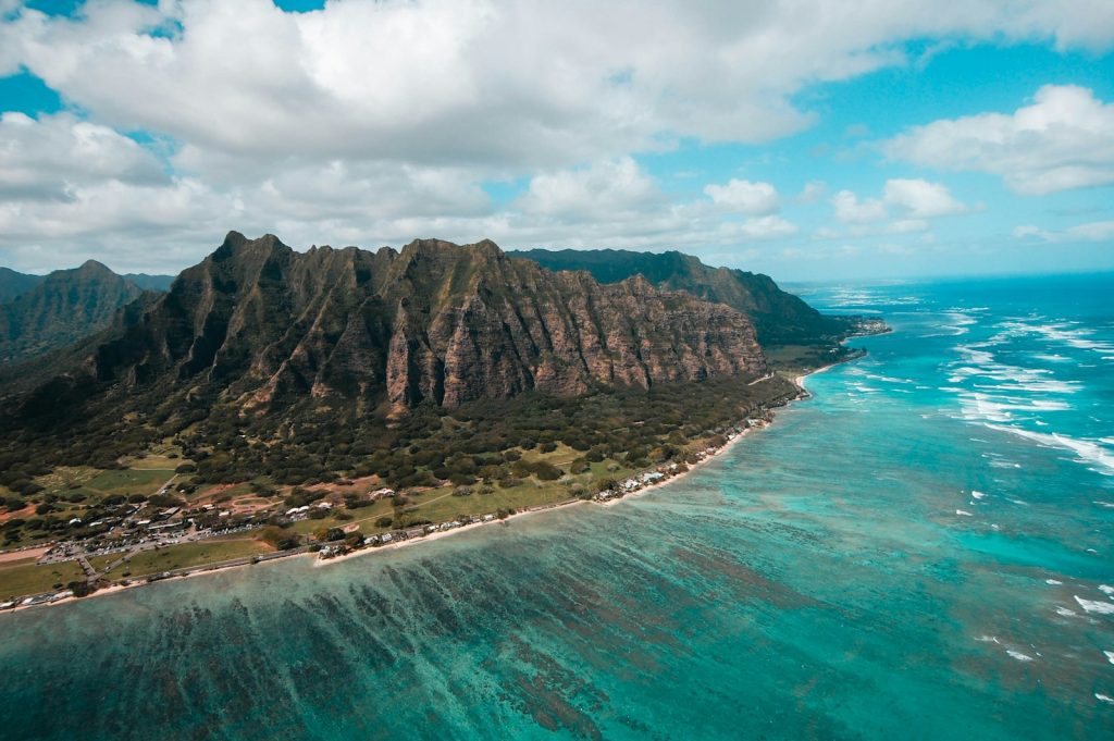 Vue aérienne de la côte et de la montagne à Honolulu, Hawaï