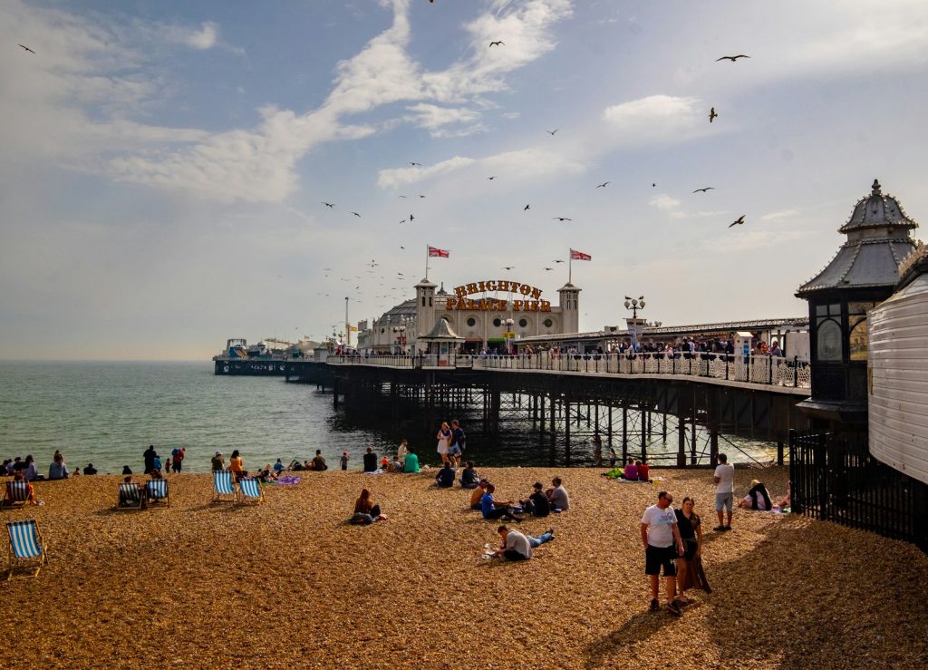 Touristes et jetée de Brighton en pleine journée