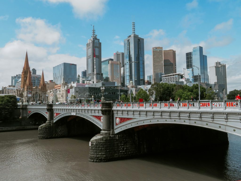 Gratte-ciels et pont pendant la journée à Melbourne