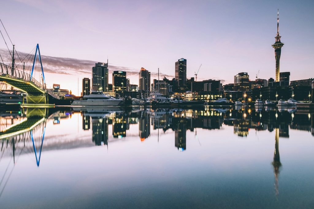 Baie et ville d'Auckland de nuit