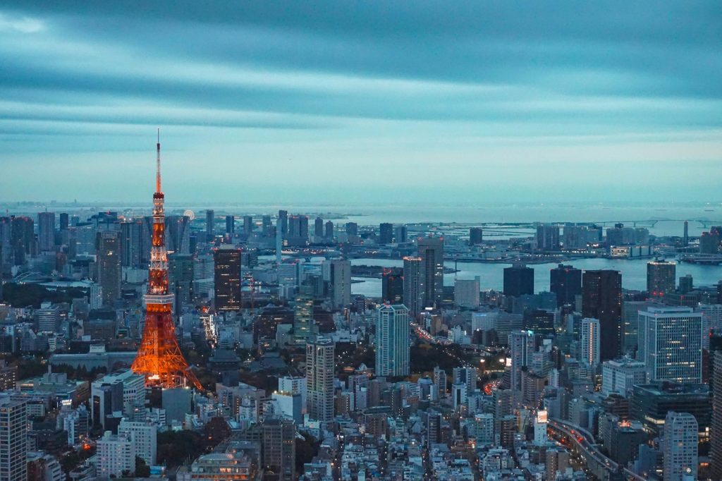 Vue aérienne de la ville et de la tour de Tokyo la nuit
