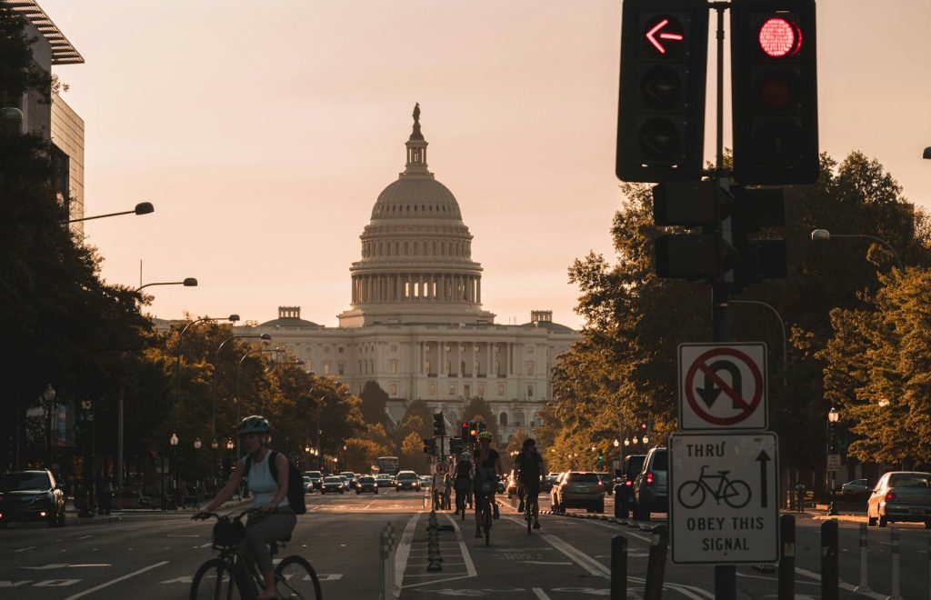 Personne faisant du vélo et voitures devant le Capitole des États-Unisen journée