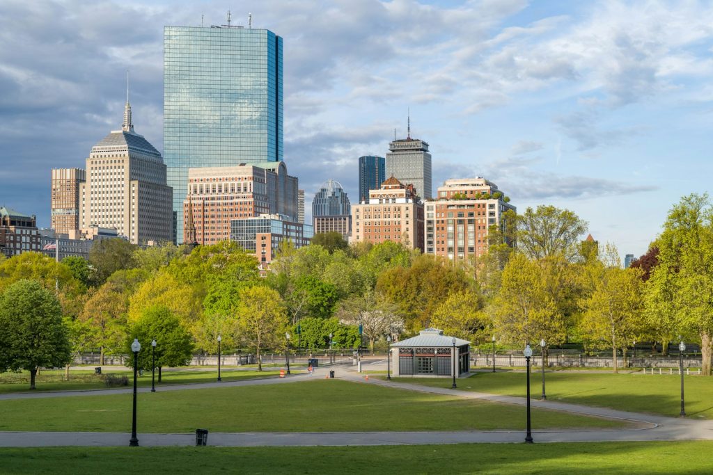 Vue depuis un parc sur les gratte-ciels de Boston en pleine journée