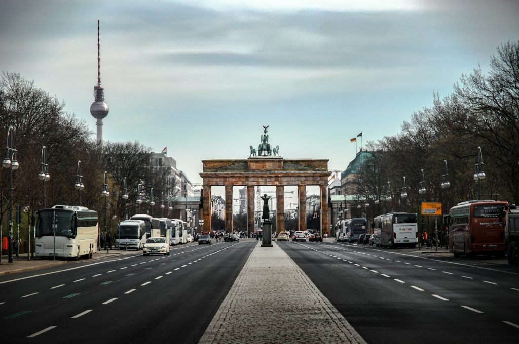 Porte de Brandebourg devant un ciel gris