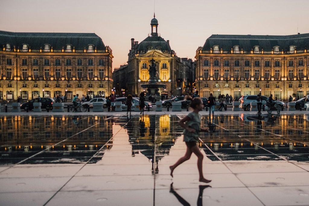 Enfant sur le miroir d'eau sur la place de la Bourse, Bordeaux, France