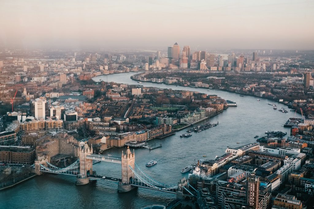 Vue aérienne du Tower Bridge et de la Tamise de jour, Londres