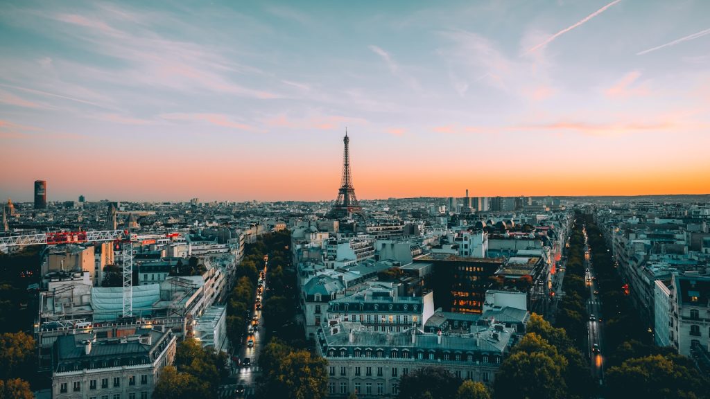 Vue aérienne de la Tour Eiffel et de quartiers à Paris