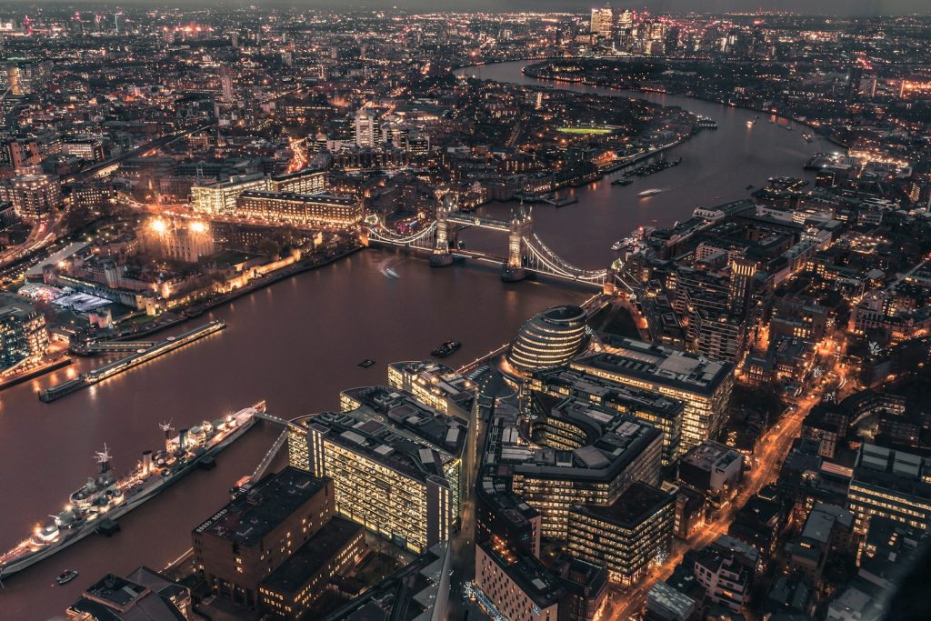 Vue aérienne de nuit sur le Tower Bridge et la Tamise