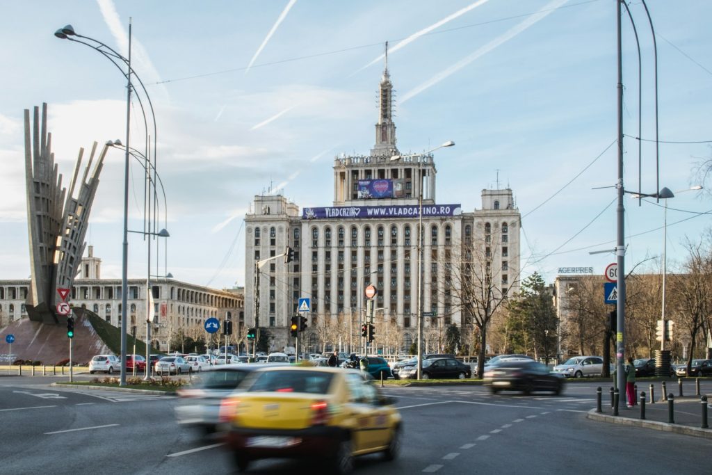 Voiture devant un bâtiment à Bucarest, Roumanie
