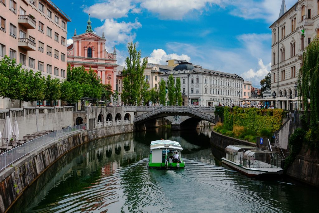 Bateau vert sur la rivière en journée, Ljubljana
