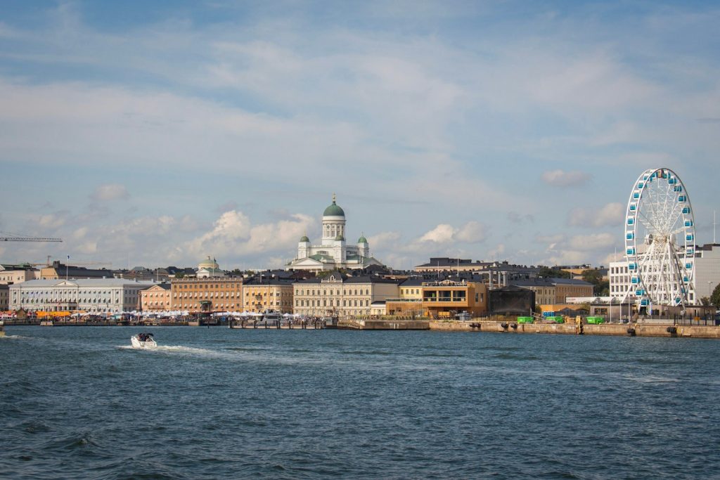 Cathédrale luthérienne d'Helsinki et grande roue de jour